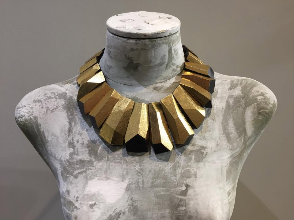 Collana statement dorata scultorea su busto dipinto